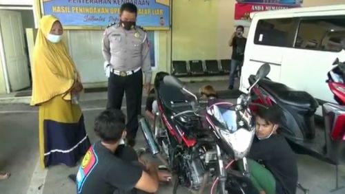 Parinah memarahi anaknya yang sedang sibuk mengganti onderdil standar motornya yang terjaring razia di Tuban (Foto / Metro TV)