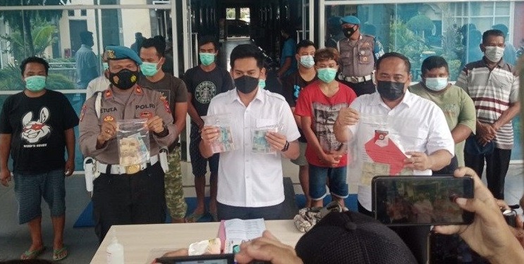 Kasat Reskrim Polres Kediri Iptu Rizkika Admadha Putra menunjukkan barang bukti hasil operasi premanisme (Foto / Metro TV)