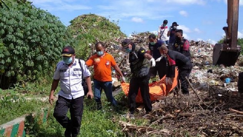 Petugas mengavakuasi mayat di sungai karah Surabaya (Foto / Metro TV)