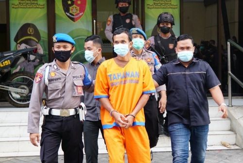 EW dikeler ke Polres Sidoarjo setelah melakukan cabul terhadap tiga santrinya (Foto / Metro TV)