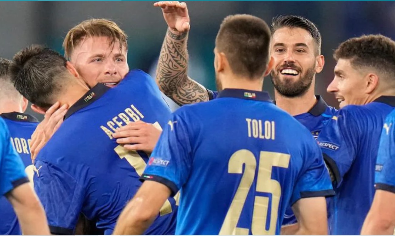 Selebrasi pemain Italia usai mengalahkan Swiss. (uefa)