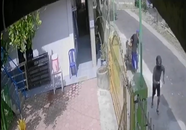 Aksi pejambretan terhadap seorang pemulung di Blitar terekam CCTV. (metrotV)