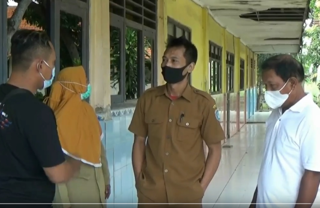 SDN 2 Bulumargi  Lamongan memutuskan menutup sekolah untuk menghindari penyebaran covid-19. (metrotv)