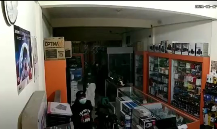 Aksi pencuri bermasker di toko komputer terekam kamera CCTV. (metrotv)