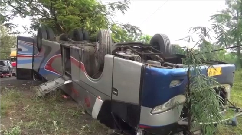 Kondisi bus Sugeng Rahayu yang terbalik saat menghindari tabrakan (Foto / Metro TV)