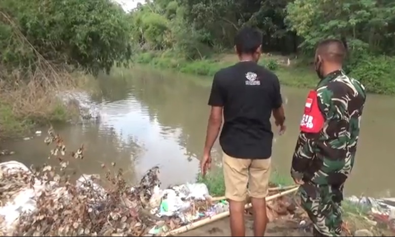 Petugas melakukan olah TKP di lokasi tenggelamnya Fadil di sungai kedung Bajul, Probolinggo (Foto / Metro Tv)