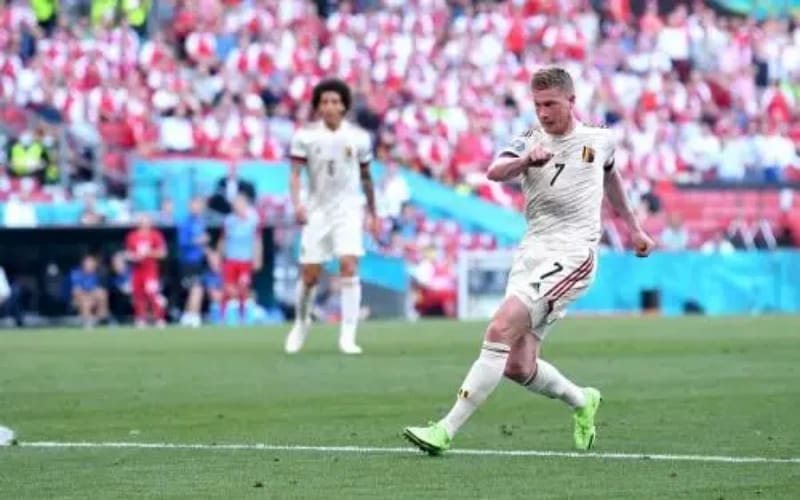 De Bruyne menjebol gawang Denmark yang dikawal Kasper Schmeichel (Foto / Istimewa)