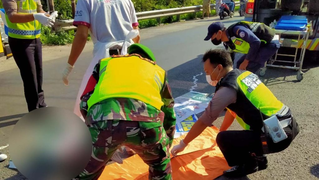 Petugas mengevakuasi korban kecelakaan di Pasuruan (Foto / Metro TV)