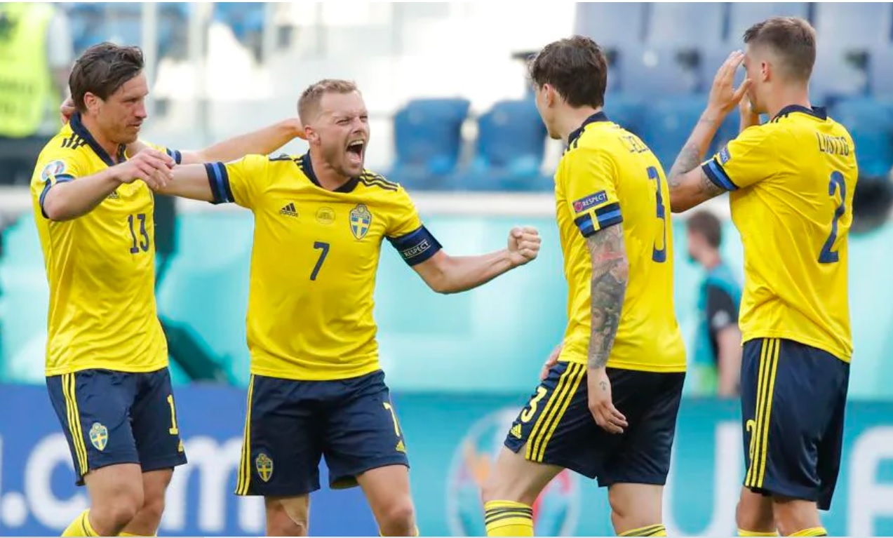 Selebrasi pemain Swedia usai mengalahkan Slovakia. (uefa)