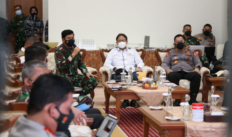 Panglima TNI Marsekal Hadi Tjahjanto bersiap memimpin rapat koordinasi penanganan covid-19 di Bangkalan, Madura (Foto / Istimewa)