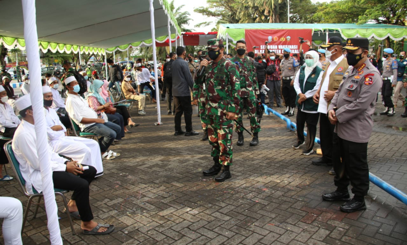 Panglima TNI Marsekal Hadi Tjahjanto saat meninjau vaksinasi di Bangkalan (Foto / Metro TV)