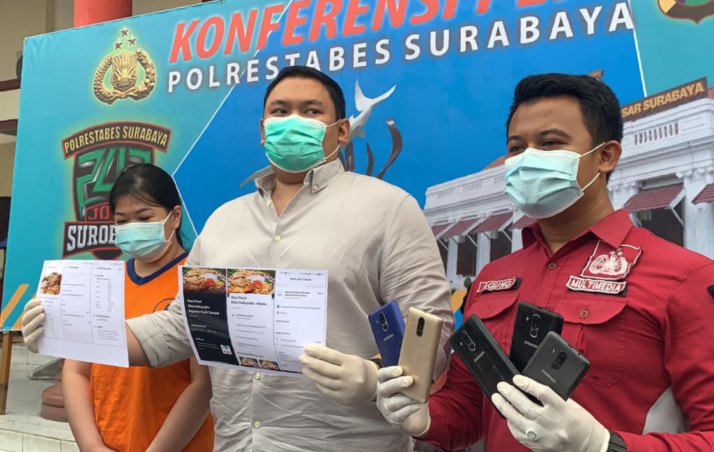  Kanit Resmob Polrestabes Surabaya, Iptu Arief Rizky Wicaksana (tengah) menunjukkan barang bukti dari tersangka Eliani (Foto / Metro TV)