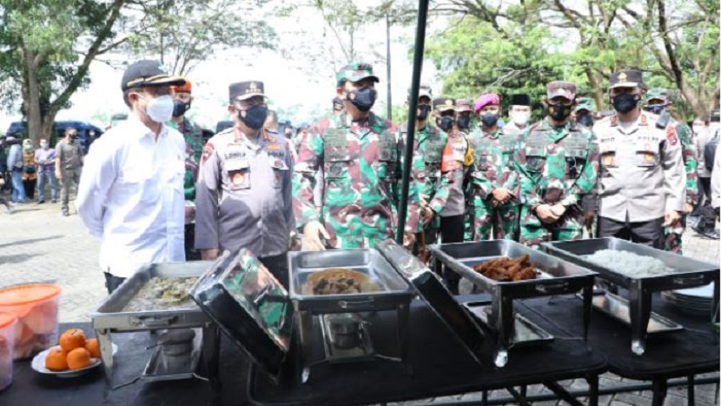  Panglima TNI Marsekal Hadi Tjahjanto meninjau dapur lapangan dan serbuan vaksinasi bagi masyarakat Bangkalan (Foto / Metro TV)