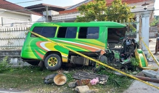 Kondisi minibus yang menabrak pagar rumah warga di Sumenep (Foto / Metro TV)