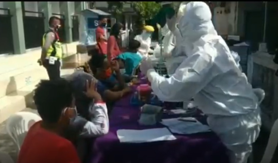 Swab massal di Kelurahan Trajeng, Kecamatan Panggungrejo, Kota Pasuruan, Jawa Timur. (metrotv)