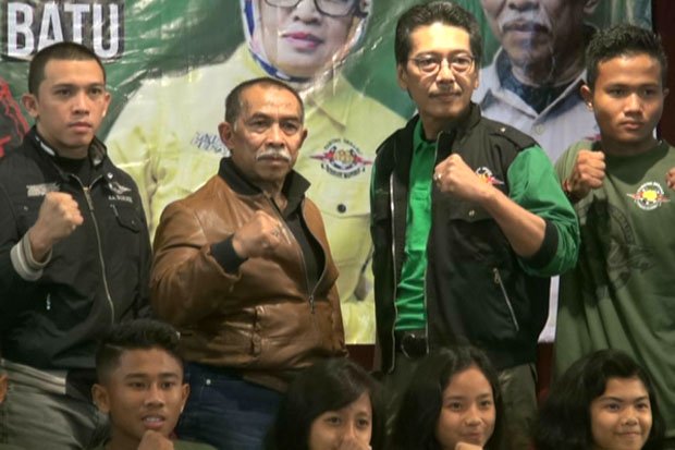 Ketua Harian Pengprov Kodrat Jatim, Erwin H. Poedjono bersama Sang Guru Tarung Derajat, Ahmad Derajat. (ist). 