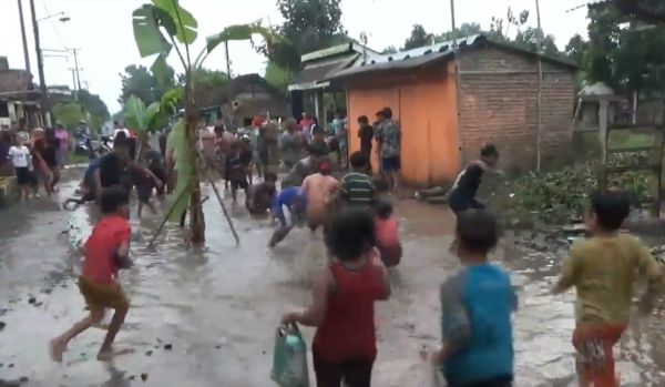 Protes Jalan Rusak, Warga Ngawi Tebar Lele dan Tanam Pisang