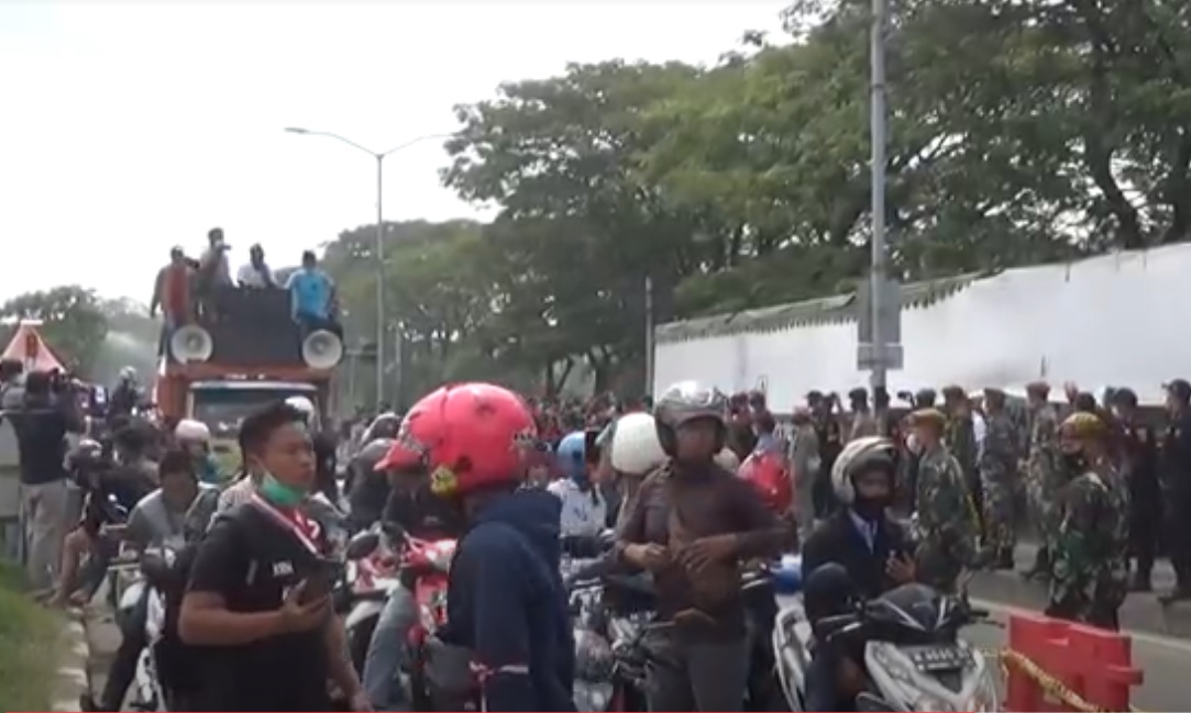 Demo! Warga Madura Tolak Penyekatan Suramadu dan Swab Massal