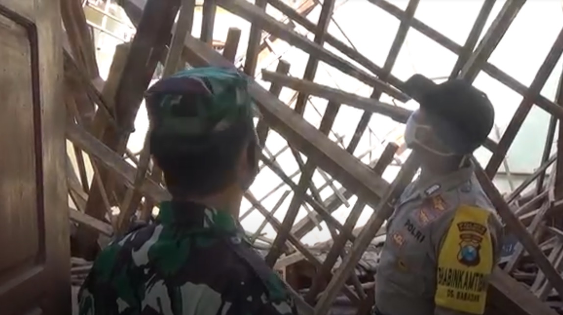 Aparat kepolisian dan TNI melihat kondisi atap bangunan yang ambruk. (metrotv)