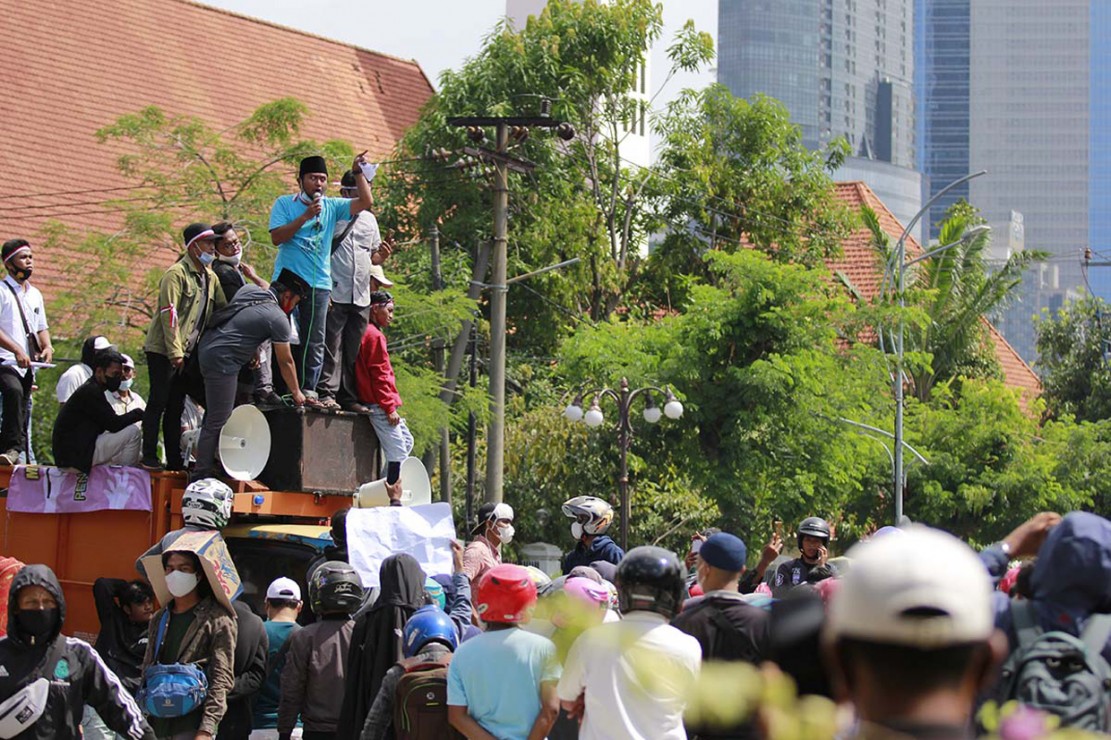Ratusan warga Madura yang mengatasnamakan Koalisi Masyarakat Madura Bersatu mendatangi Balai Kota Surabaya. (MI)