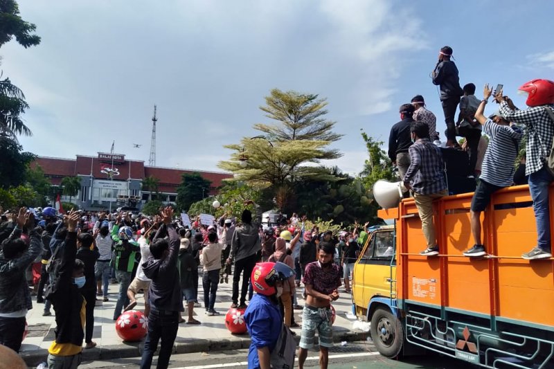 Ratusan warga Madura yang melakukan demonstrasi menolak penyekatan Jembatan Suramadu di depan halaman Balai Kota Surabaya, Jatim, Senin (21/6/2021). (FOTO ANTARA/Abdul Hakim)