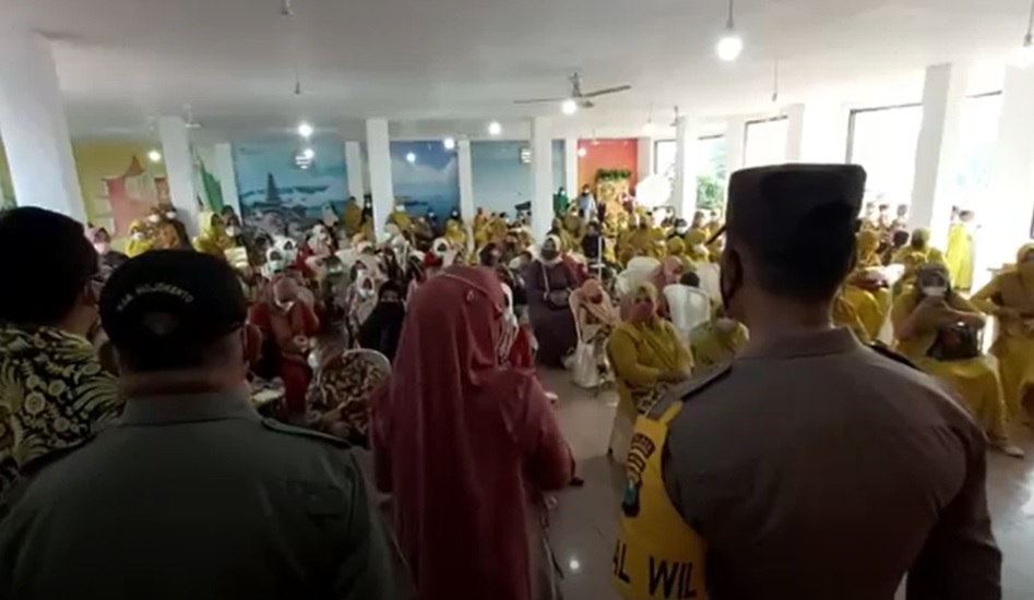 Satgas Covid-19 Mojokerto meminta panitia membubarkan acara wisuda TK di aula rumah makan. (metrotv)