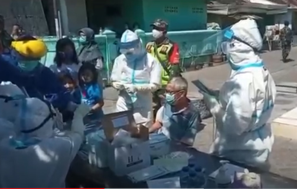 Ratusan warga Kota Pasuruan menjalani swab PCR. (metrotv)