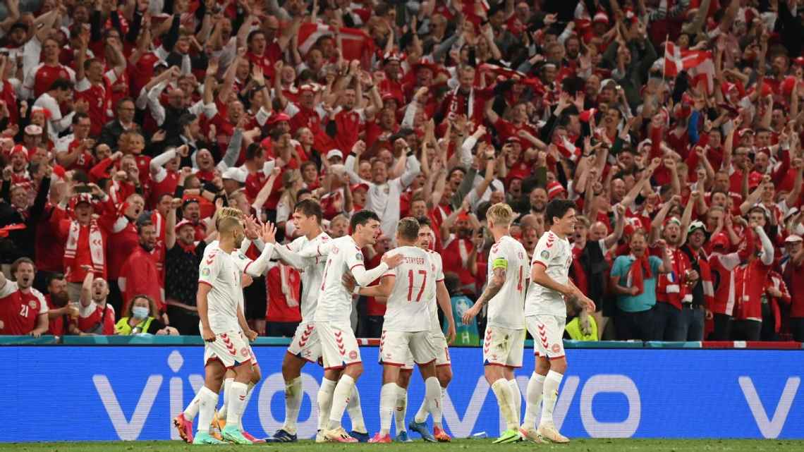 Pemain Denmark merayakan gol. (gettyimages)