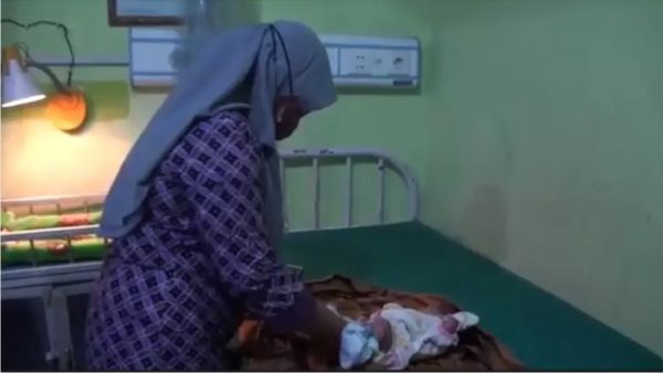 Bayi di Tumpukan Kayu Bakar Gegerkan Warga Mojokerto