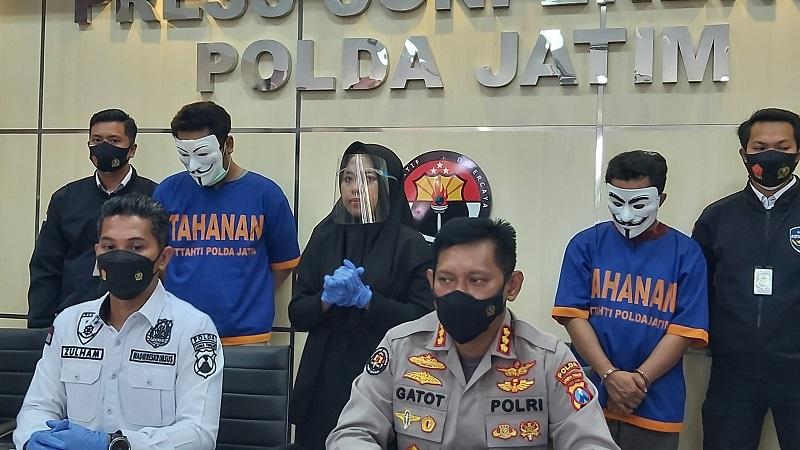 Kabid Humas Polda Jatim Gatot Repli Handoko  menunjukkan barang bukti kasus jasa pemalsuan ijazah (Foto / Metro TV)