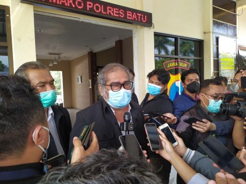 Ketua Komnas PA, Aris Merdeka Sirait saat melaporkan kasus dugaan pelecehan seksual di sekolah SP, Batu (Foto / Metro TV)