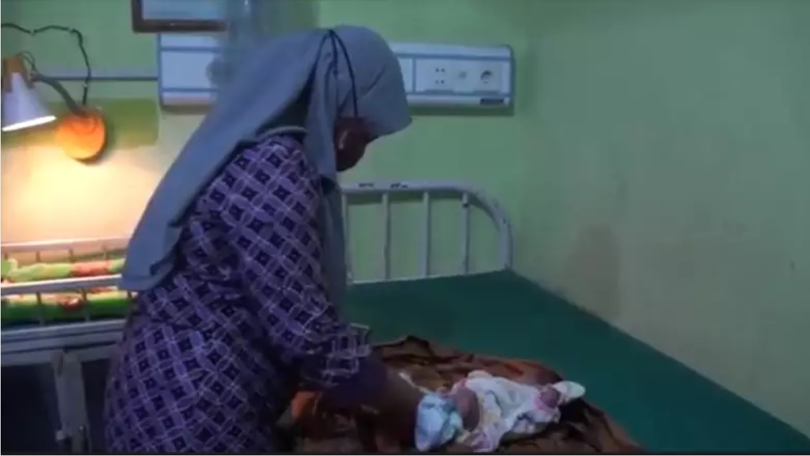 Bayi perempuan yang dibuang di atas tumpukan kayu bakar di Mojokerto dirawat di puskesmas setempat (Foto / Metro TV)