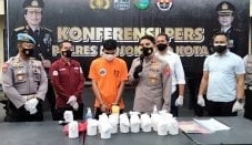 Kapolresta Mojokerto, AKBP Rofiq Ripto Himawan menunjukkan barang bukti narkoba yang dikendalikan dari lapas (Foto / Metro TV)