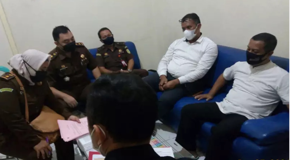 Mantan Bupati Mojokerto Mustofa Kamal Pasa (MKP) (kanan) ditetapkan sebagai tersangka kasus korupsi normalisasi Sungai Landaian dan Jurang Cetot (Foto / Metro TV)