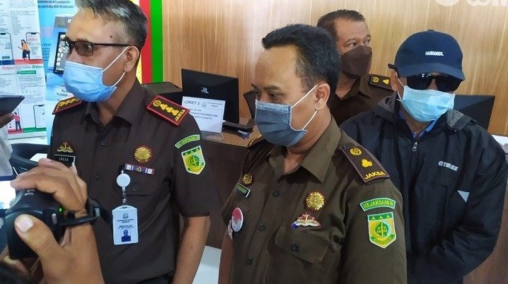  Tersangka kasus dugaan korupsi pupuk bersubsidi, Solahudin (54), dijebloskan ke Lembaga Pemasyarakatan (Lapas) Klas IIB oleh Kejari (Kejaksaan Negeri) Jombang (Foto / Metro TV)