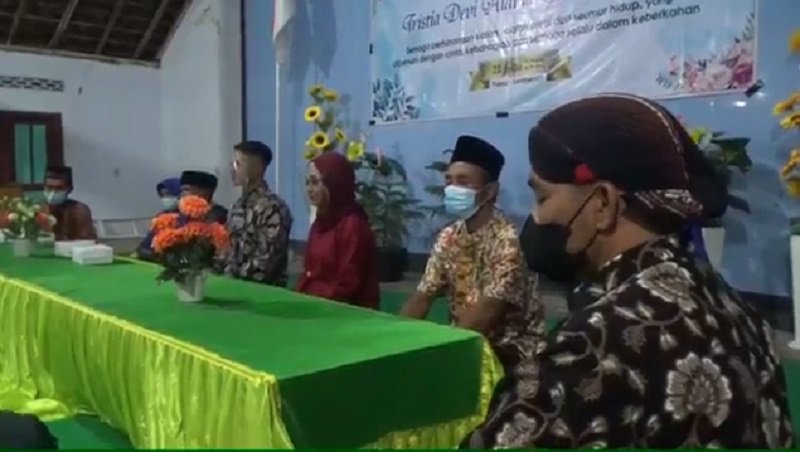 Pasangan asal Desa Pupus, Kecamatan Lembeyan, Magetan ini menikah di balai desa lantaran keluarganya postif covid-19 (Foto / Metro TV)