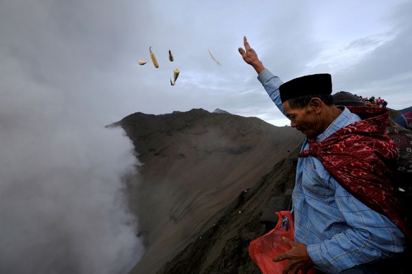 Perayaan Yadnya Kasada Suku Tengger di Kawah Gunung Bromo (Foto / Istimewa)