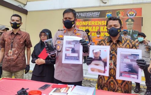Kapolresta Sidoarjo AKBP Kusumo Wahyu Bintoro menunjukkan foto bugil korban yang disebar pelaku di medsos (Foto / Metro TV)
