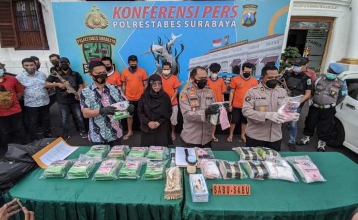 Wakapolrestabes Surabaya AKBP Hartoyo dan  Kasat Resnarkoba Polrestabes Surabaya, Kompol Daniel Somanonasa menunjukkan barang bukti narkoba yang berhasil diamankan (Foto / Metro Tv)