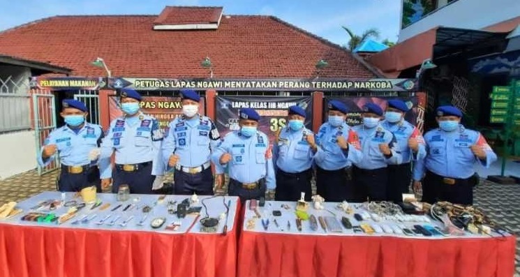 Petugas menunjukkan hasil razia di dalam lapas Ngawi  