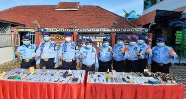 Razia di Lapas Ngawi, Petugas Temukan Hp hingga Sajam