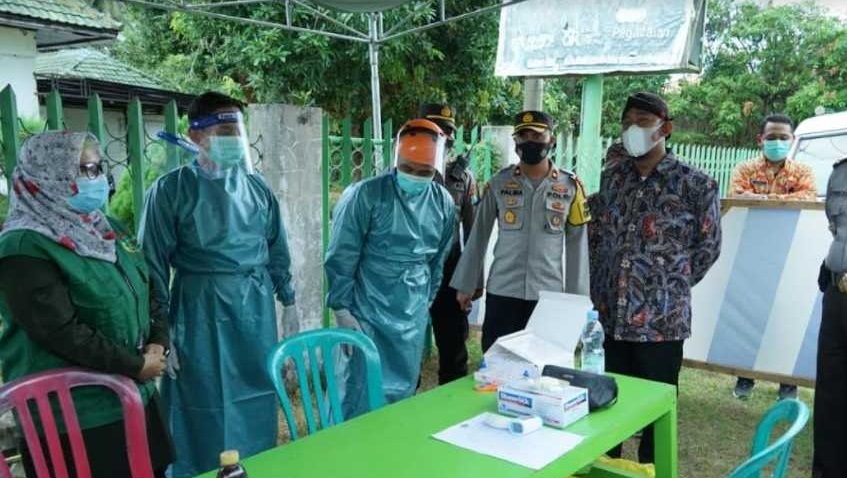 Bupati Sumenep, Ach. Fauzi mengunjungi posko penyekatan (Foto / Metro TV)