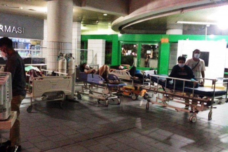 Pasien Covid-19 Membludak, Lahan Parkir RSUD dr Soetomo Jadi Ruang Isolasi