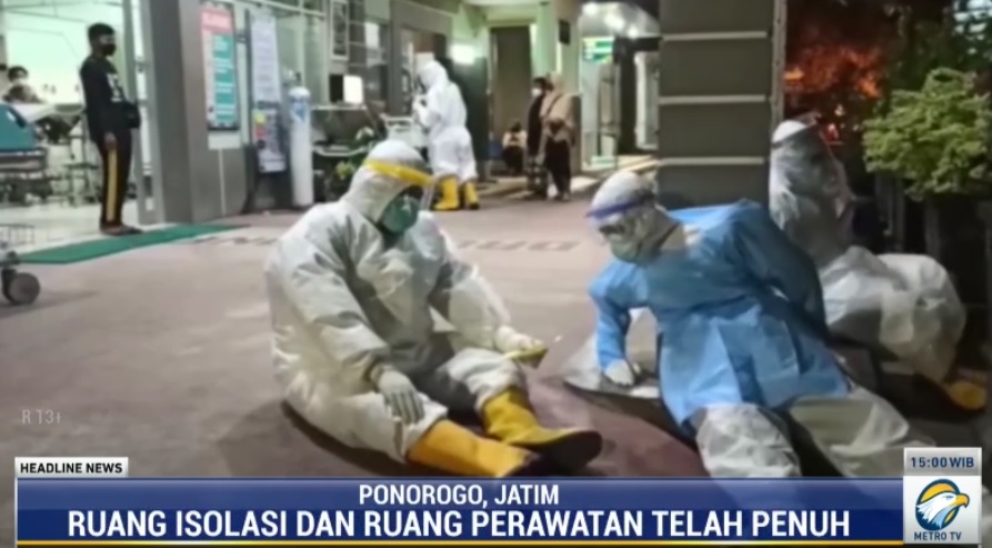 Sejumlah tenaga kesehatan kelelahan di depan IGD RSUD dr Harjono Ponorogo. (metrotv)