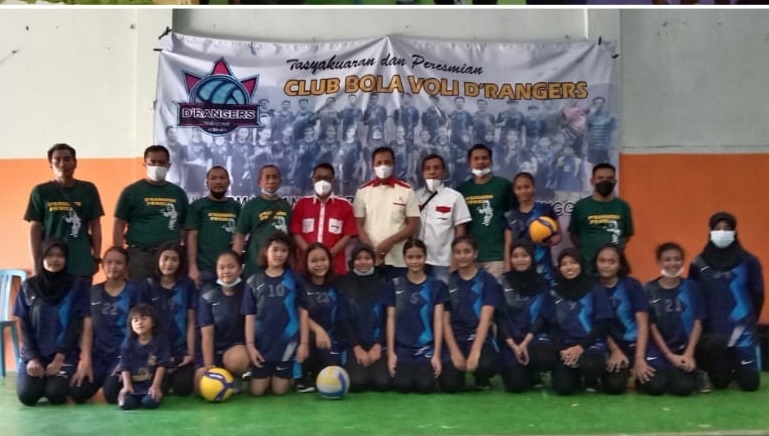 Pengukuhan  klub bola voli D’Rangers di GOR Sawunggaling, Surabaya. (hum)