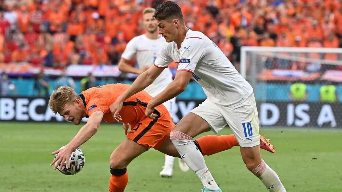 Pemain Belanda de Ligt saat meyentuh bola yang berbuah kartu merah. (espn) 