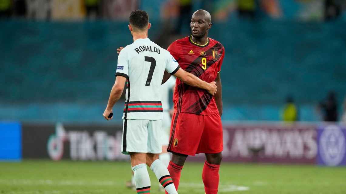 Striker Belgia Lukaku menghibur Ronaldo usai pertandingan. (espn)