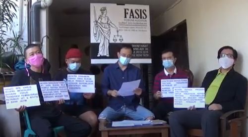 Warga pemegang surat ijo membentangkan berbagai poster meminta BPK mengaudit uang retribusi yang masuk kas Pemkot Surabaya. (metrotv)