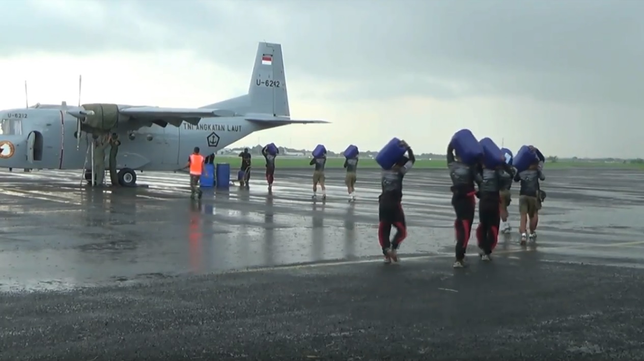 Pesawat Tempur TNI AL Semprotkan Ribuan Liter Disinfektan ke Bangkalan