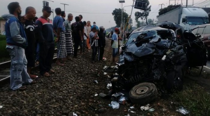 Kondisi Avanza ringsek setelah terseret kereta api hingga 30 meter (Foto / Metro TV)